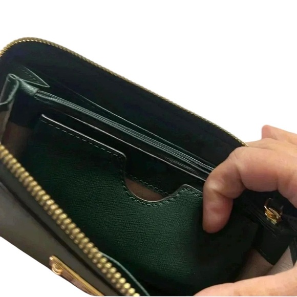 - Michael Kors green large wallet - Picture 4 of 13